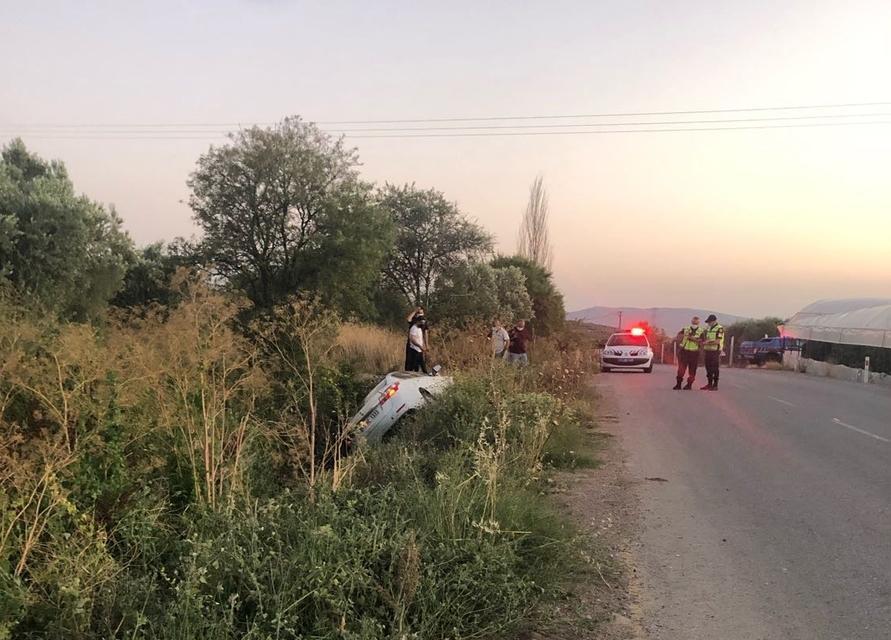 Manisa'nın Turgutlu ve Akhisar ilçelerinde meydana gelen trafik kazalarında biri ağır 6 kişi yaralandı. ( Ahmet Bayram - Anadolu Ajansı )