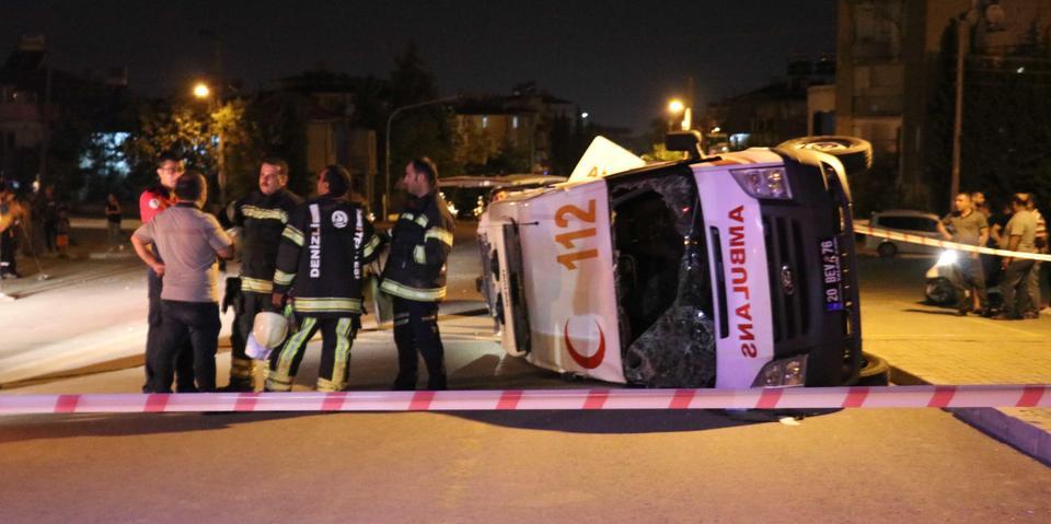 Denizli'nin Merkezefendi ilçesinde, otomobil ile içerisinde hasta bulunan ambulansın çarpışması sonucu biri çocuk 7 kişi yaralandı.