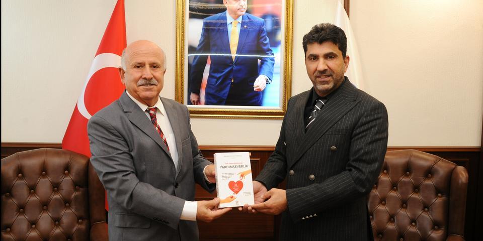 Araştırmacı yazar, emekli Başsavcı Necdet Bayraktaroğlu, Adnan Menderes Üniversitesi (ADÜ) Rektörü Prof. Dr. Osman Selçuk Aldemir’i makamında ziyaret etti.
