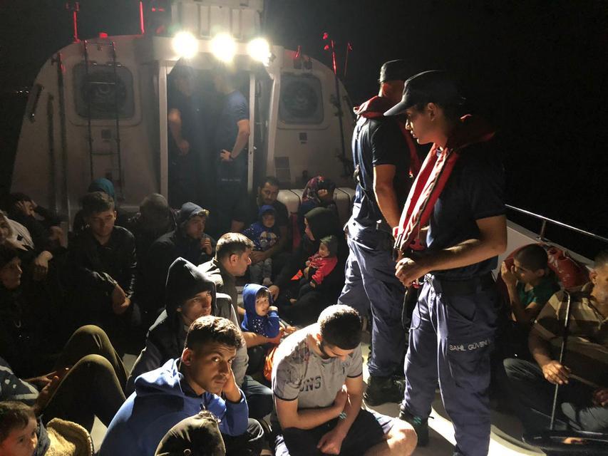 Aydın'ın Didim ilçesi açıklarında, yasa dışı yollardan yurt dışına geçmek isteyen 66 düzensiz göçmen yakalandı. Kıyıya çıkartılan düzensiz göçmenler, işlemlerinin ardından İl Göç İdaresi Müdürlüğüne gönderildi.  ( Sahil Güvenlik Komutanlığı - Anadolu Ajansı )