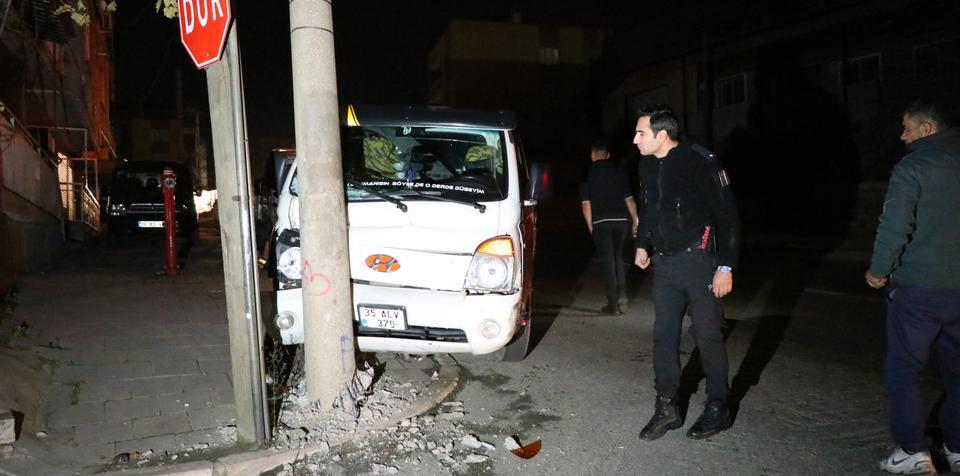 İzmir'de aydınlatma direğine çarpan kamyonetin sürücüsü yaralandı