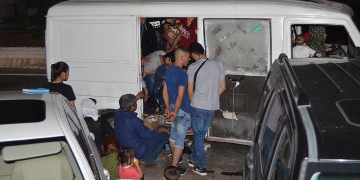 Aydın'ın Söke ilçesinde 35 düzensiz göçmen yakalandı, organizatör olduğu iddiasıyla 1 şüpheli gözaltına alındı.  ( Musa Ölmez - Anadolu Ajansı )