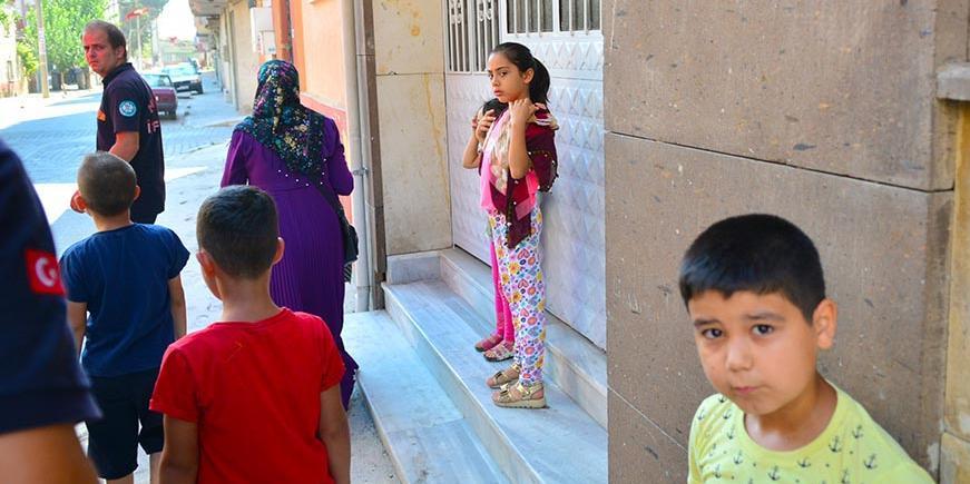 Manisa'nın Turgutlu ilçesinde, gittikleri camideki Kuran kursunda, kapı kilidinin arızalanması sonucu içeride mahsur kalan yaşları 8 ile 12 arasında değişen 20 öğrenci, itfaiye ekipleri tarafından kurtarıldı.