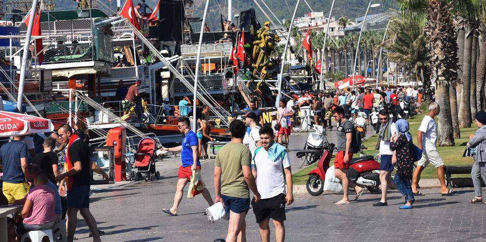 Muğla'nın gözde turistik ilçesi Marmaris'te, Kurban Bayramı tatilinde gezi tekneleri ve guletlerle yapılan günübirlik turlar ilgi görüyor. Türkiye'de "mavi tur" denilince ilk akla gelen turizm merkezlerinden Marmaris'te, bayram tatilinde tekneler denize dolu açılırken tatilciler sabah saatlerinde limanda yoğunluk oluşturdu. ( Sabri Kesen - Anadolu Ajansı )