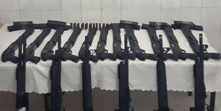 Afyonkarahisar'da bir kargo şirketinin aracına düzenlenen operasyonda ruhsatsız 17 av tüfeği ele geçirildi. ( Afyonkarahisar İl Jandarma Komutanlığı - Anadolu Ajansı )