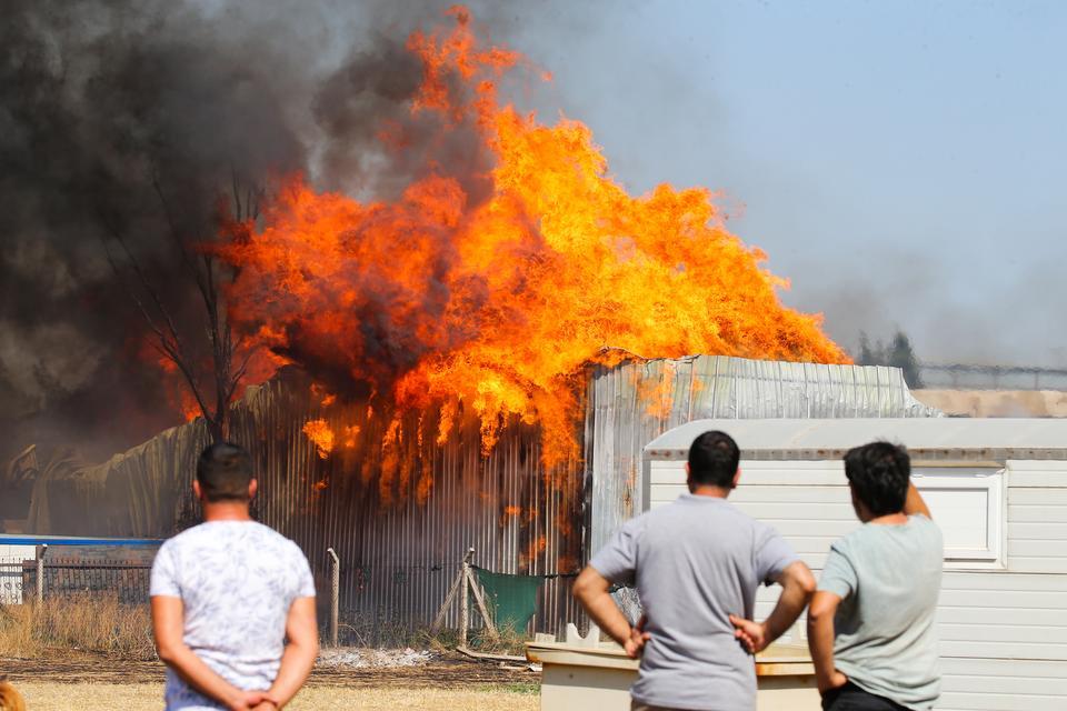 İzmir'de ahşap palet fabrikasının depo bölümünde çıkan yangına müdahale ediliyor.  ( Emin Mengüarslan - Anadolu Ajansı )