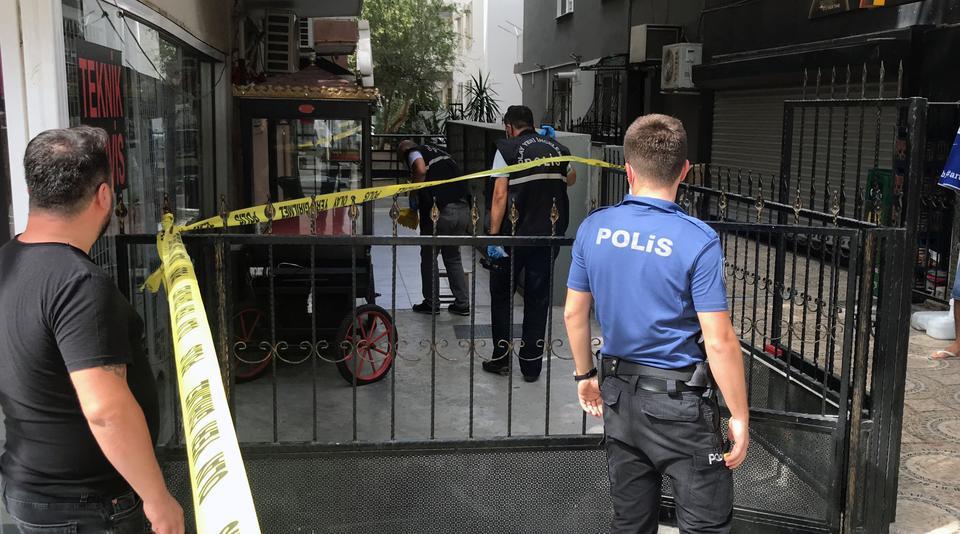 İzmir'in Bornova ilçesindeki silahlı kavgada bir kişi yaralandı. ( Halil Şahin - Anadolu Ajansı )