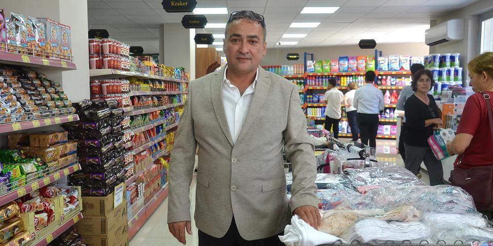 Aydın’da 22 şubesi ile hizmet veren Çetinler Market sahibi Hakan Çetin, Pazar günleri tüm zincir mağazalar kanunen kapalı olsun. Bakkallar, büfeler kanunen açık olsun” dedi.