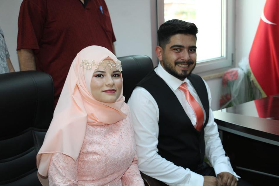 Aydın’ın Koçarlı ilçesinde konuşma ve işitme Emine Kelleli (solda) ile Hasan Hüseyin Emektar'ın (sağda) nikahı tercüman desteğiyle kıyıldı. ( Koçarlı Belediyesi - Anadolu Ajansı )