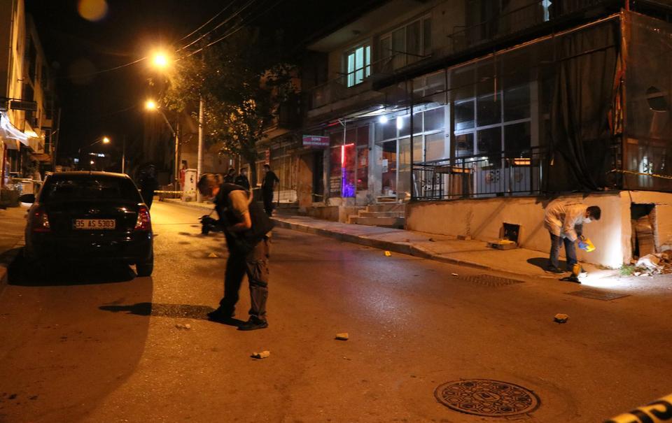 İzmir'in Bayraklı ilçesinde iki grup arasında çıkan silahlı kavgada 1 kişi öldü, 1 kişi ağır yaralandı. ( Yusuf Şahbaz - Anadolu Ajansı )