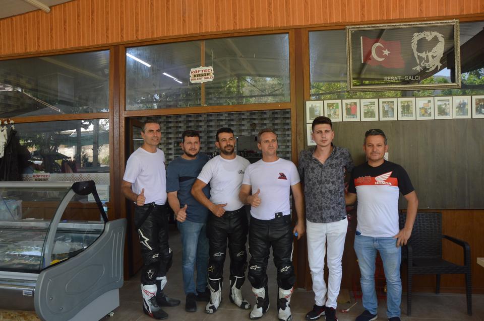 Aydın’da motosiklet tutkunlarının oluşturduğu Marjinal Virajcılar, Türkiye’nin farklı illerinden gelen yaklaşık 250 motosikletçiyi, Çine’de hizmet veren Köfteci Bülent Salcı’nın Yeri’nde buluşturdu.
