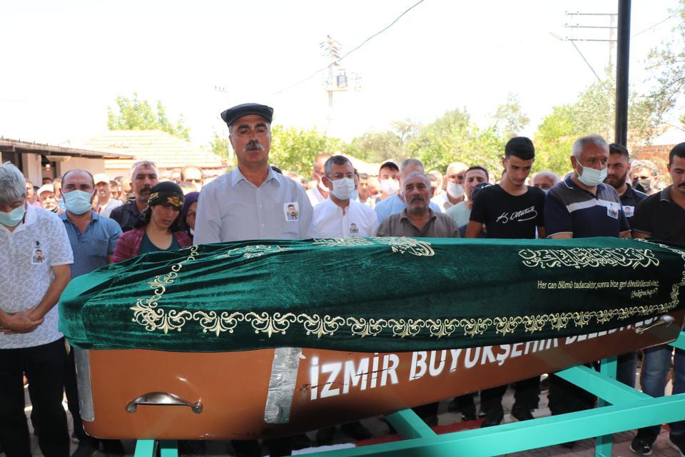 Somalı maden işçileriyle Ankara'da düzenlenen eylemin ardından, dönüş yolundayken Manisa'nın Kırkağaç ilçesinde otomobilinin takla atması sonucu hayatını kaybeden Tahir Çetin'in (43) cenazesi, İzmir'in Kınık ilçesinde toprağa verildi. ( Metin Aydemir - Anadolu Ajansı )