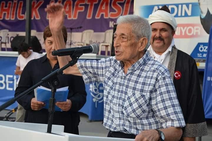 Aydın’da ‘Yılın Ahisi’ seçilen Koçarlılı 92 yaşındaki 81 yıllık terzi Yaşar Emre, ödülünü Aydın Valisi Yavuz Selim Köşger’in elinden aldı.