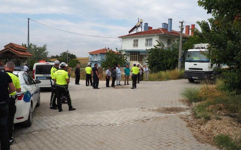 Uşak'ta belediyeye ait çöp kamyonunun çarptığı Emine Humalı (88) olay yerinde yaşamını yitirdi. Olay yerinde yapılan incelemenin ardından Humalı'nın cesedi Uşak Eğitim ve Araştırma Hastanesi'ne götürüldü.