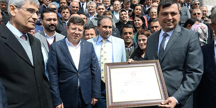 1 Mart Mahalli İdareler Genel Seçimleri'nde AK Parti'den Belediye Başkanı seçilen Mehmet Çakın  mazbatasını aldı.  ( Soner Kılınç - Anadolu Ajansı )