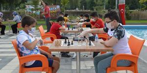 Afyonkarahisar'da Başarı Gençlik ve Spor Kulübü tarafından "6. Sokakta Satranç Var" etkinliği düzenlendi.