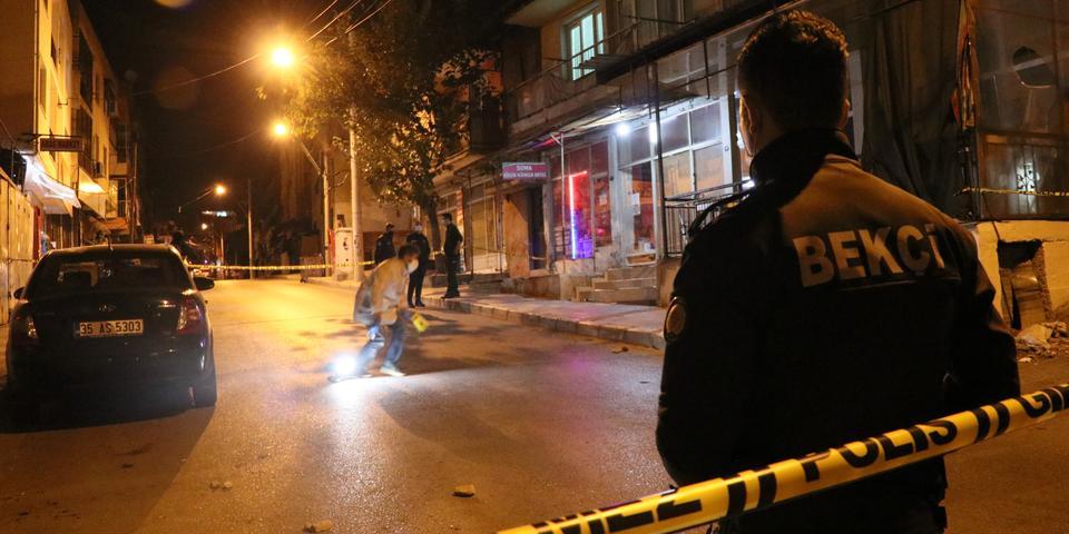 İzmir'in Bayraklı ilçesinde iki grup arasında çıkan silahlı kavgada 1 kişi öldü, 1 kişi ağır yaralandı. ( Yusuf Şahbaz - Anadolu Ajansı )