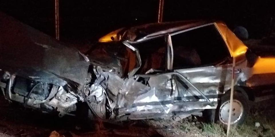 İzmir'in Ödemiş ilçesinde, iki otomobilin kafa kafaya çadpıştığı kazada 2 kişi öldü, 1 kişi de ağır yaralandı.
