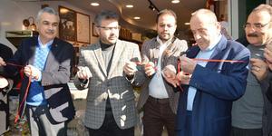 Aydın’da uzun yıllar kuru kahve imalatçılığı yapan eski siyasetçilerden Mehmet Ali Acar’ın yeniden hizmet vermeye başladığı işyerinin açılış törenine, mevcut siyasetçiler yoğun ilgi gösterdi.