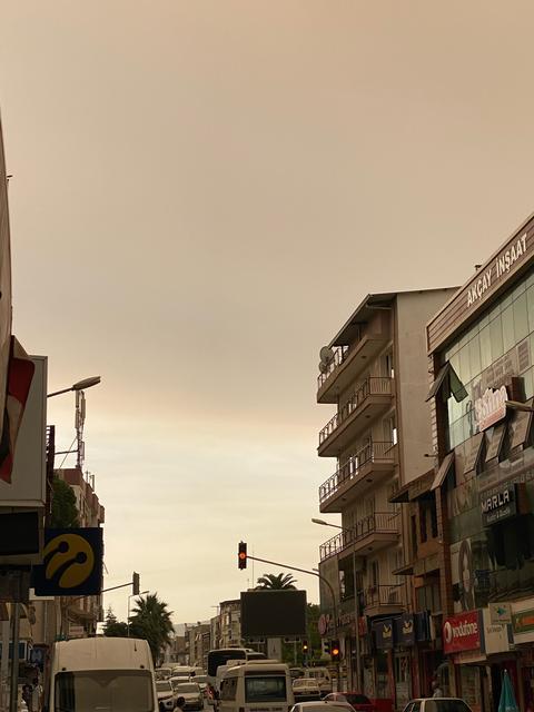 Muğla, Aydın ve bölgedeki diğer illerde bir süredir devam eden orman yangınlarının dumanı İzmir’de gökyüzünü kapladı. Kemalpaşa ilçesinde de dumanların güneşi kapattığı ve ışığın azaldığı görüldü. ( Lokman İlhan - Anadolu Ajansı )