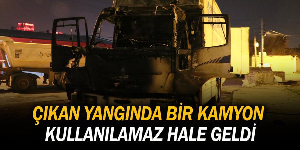 İzmir'in Bornova ilçesinde çıkan yangında, nakliye kamyonu kullanılamaz hale gelirken, bir hafif ticari araçta da hasar oluştu. ( Yusuf Soykan Bal - Anadolu Ajansı )