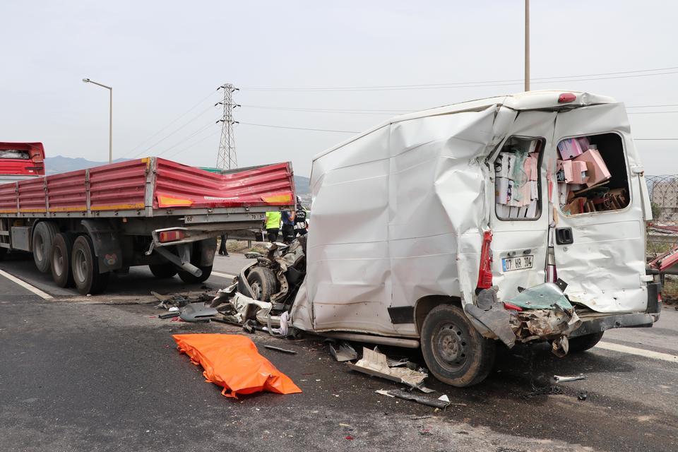İzmir'de 4 aracın karıştığı zincirleme trafik kazasında bir kişi hayatını kaybetti. ( Ali Korkmaz - Anadolu Ajansı )