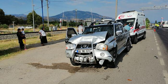 Aydın'da meydana gelen zincirleme trafik kazasına 3 otomobil karıştı, 3 kişi de yaralandı.