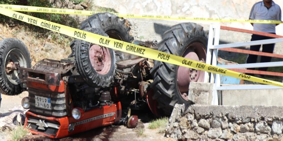 Bozdoğan’da meydana gelen kazada traktör sürücüsü Aydın Doğan (75) hayatını kaybetti.