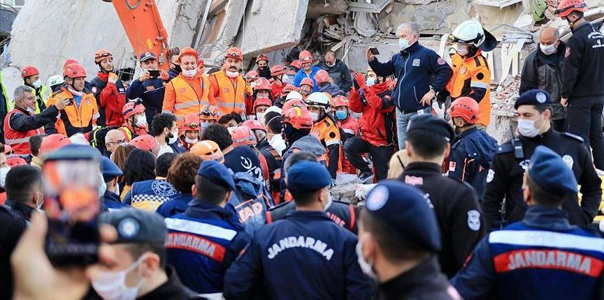 Merkez üssü İzmir Seferihisar olan 6.6 büyüklüğündeki depremin ardından arama-kurtarma ve yardım faaliyetleri yürütmek üzere İzmir'de bulunan Efeler Belediyesi ekibi EFAK, hummalı çalışmalarına devam ediyor.