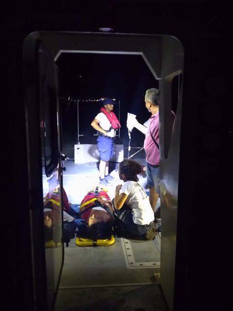 Muğla'nın Fethiye ilçesinde gezi teknesindeyken epilepsi nöbeti geçiren kişi, hastaneye kaldırıldı. ( Sahil Güvenlik Komutanlığı - Anadolu Ajansı )