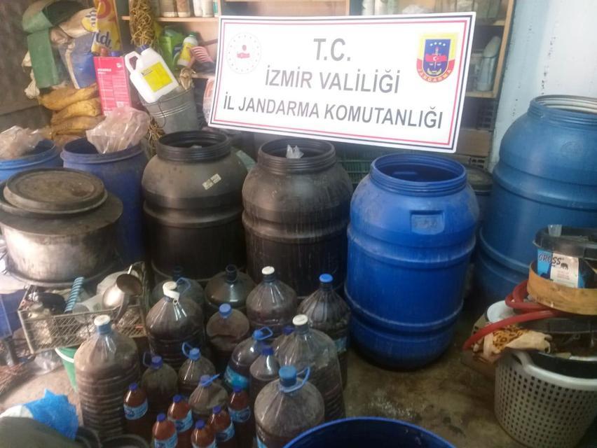 İzmir'in Selçuk ilçesinde düzenlenen operasyonda 6 bin 672 litre sahte içki ele geçirildi. ( İzmir İl Jandarma Komutanlığı - Anadolu Ajansı )