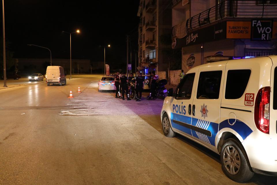 Denizli'nin Merkezefendi ilçesinde uygulama noktasında görevli polis memuruna çarparak kaçan, bir süre sonra da aracını terk eden şüpheli, kovalamaca sonucu yakalandı. Polis ekipleri, uygulama noktasında inceleme yaptı. ( Mustafa Değirmencioğlu - Anadolu Ajansı )