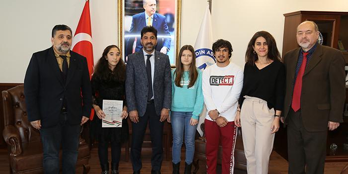 Adnan Menderes Üniversitesi (ADÜ) Devlet Konservatuarı öğretim üyeleri ve öğrencileri, Rektör Prof. Dr. Osman Selçuk Aldemir’i makamında ziyaret etti.