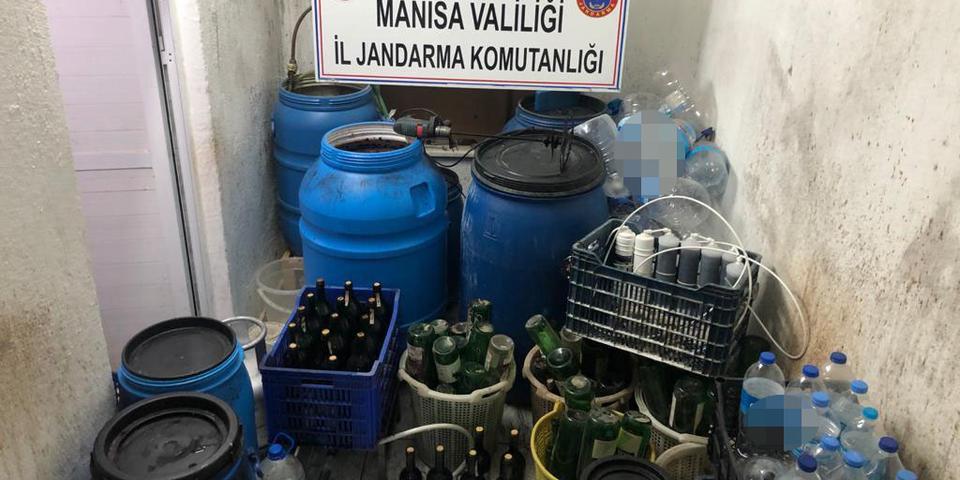 Manisa'nın Yunusemre ve Salihli ilçelerinde düzenlenen iki ayrı operasyonda 10 bin 485 litre sahte içki ele geçirildi, 4 şüpheli gözaltına alındı.  ( Manisa Valiliği - Anadolu Ajansı )