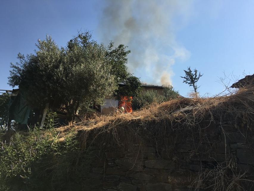 Muğla'nın Yatağan ilçesinde çıkan ev yangını, itfaiye ekiplerince söndürüldü. ( Muğla İtfaiyesi - Anadolu Ajansı )