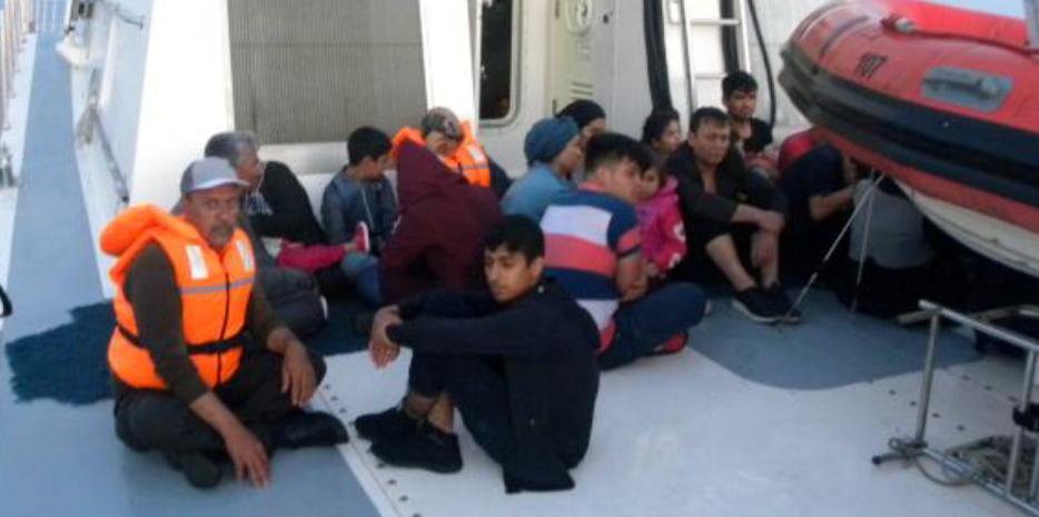 İzmir'in Dikili ilçesinde, yasa dışı yollardan yurt dışına çıkmaya çalışan 40 düzensiz göçmen yakalandı. ( Sahil Güvenlik Komutanlığı - Anadolu Ajansı )
