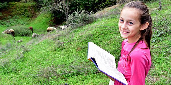 Muğla'nın Ula ilçesinde yaşayan Melike Günay (10), babasına yardımcı olmak için hafta sonları ailesinin koyun ve keçilerini otlatıyor. Öğretmen olmak isteyen Melike, hayvanları otlatırken, kitap okuyup, ders çalışıyor.