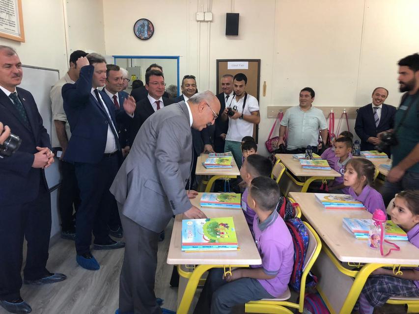Aydın Valisi Yavuz Selim Köşger, 2019-2020 eğitim öğretim yılının ilk ders zilini, Türkiye’nin ilk ayakkabısız girilen Yılmazköy İlkokulu'ndan çaldı.