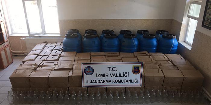İzmir'in Karaburun ilçesinde düzenlenen operasyonda bin 990 litre kaçak içki ele geçirildi.  ( İl Jandarma Komutanlığı - Anadolu Ajansı )