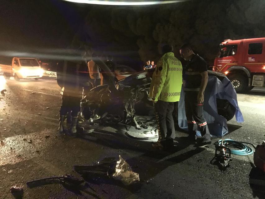 Manisa'nın Akhisar ilçesinde otomobil ile kamyonun çarpışması sonucu 1 kişi öldü, 2 kişi yaralandı.  ( Fatih Tıpırtın - Anadolu Ajansı )