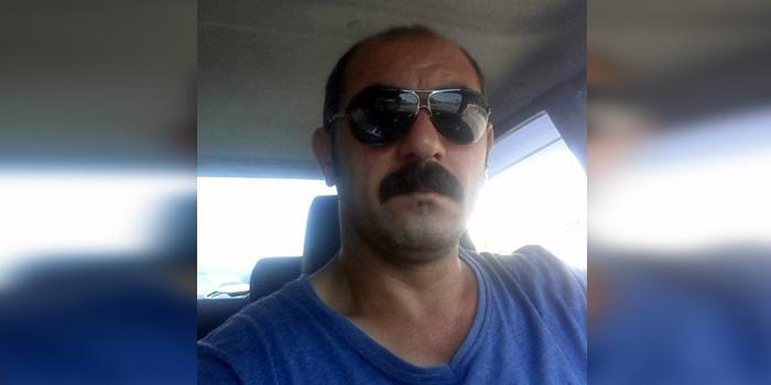 İzmir'de, trafikte seyir halindeyken, söz dalaşına giren 2 şehir içi yolcu minibüsü sürücüsü, son durakta kavga etti. Olayda koltuk altından bıçaklanan, kalp hastası Fevzi Guyuk (38), tedaviye alındığı hastanede yaşamını yitirdi.