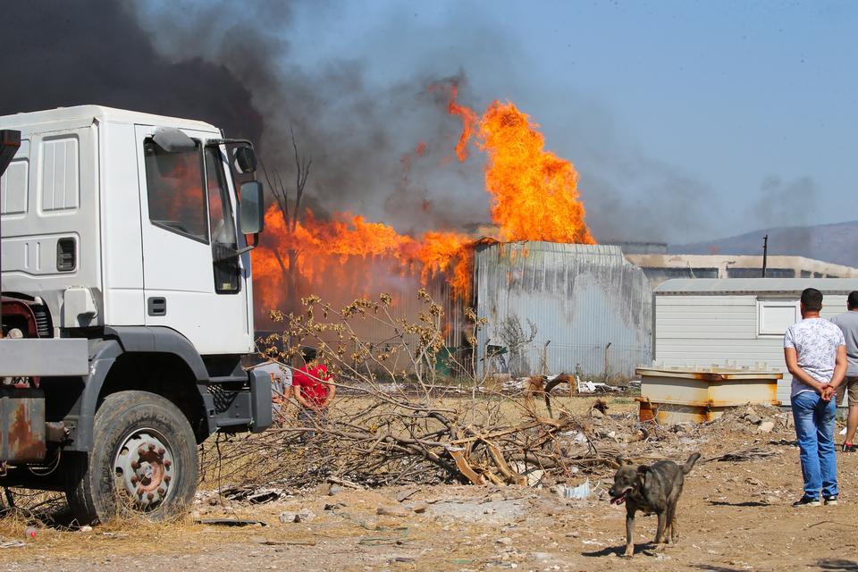 İzmir'de ahşap palet fabrikasının depo bölümünde çıkan yangına müdahale ediliyor.  ( Emin Mengüarslan - Anadolu Ajansı )
