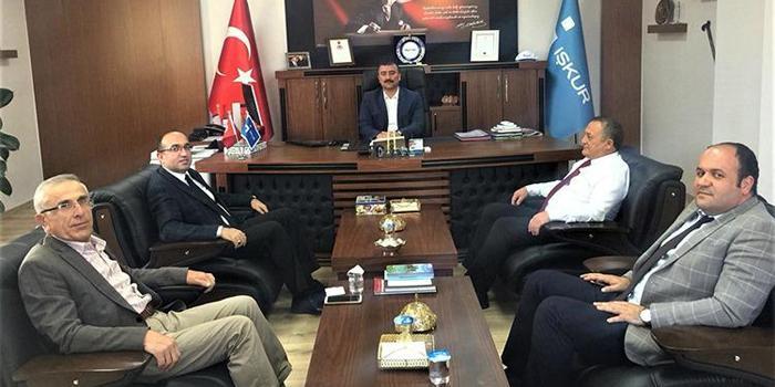 Sandıklı Belediye Başkanı Mustafa Çöl, Sandıklı AK Parti İlçe Başkanı Bekir Özçelik, Başkan Yardımcısı Mehmet Öztopbaş, Afyonkarahisar'daki kurumları ziyaret etti. ( Hüseyin Ünlüsoy - Anadolu Ajansı )