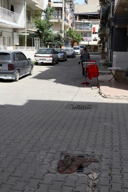 İzmir'in Bornova ilçesinde kanalizasyondan gelen kokudan rahatsız olan çevredekiler, kokuyu gidermek için mazgalların üzerini halı ve kilim gibi örtülerle kapattı. ( Mustafa Güngör - Anadolu Ajansı )