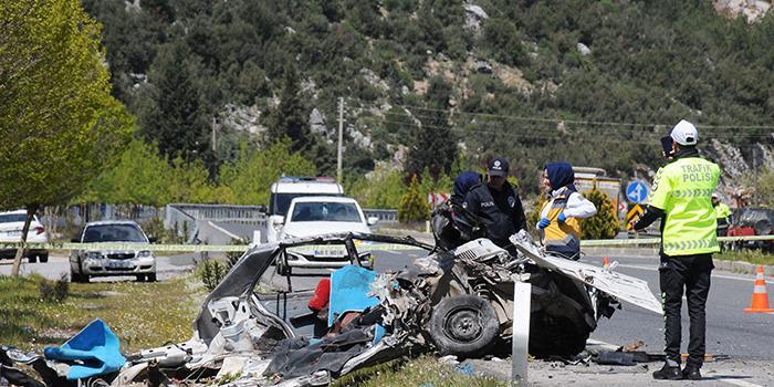Muğla'nın Menteşe ilçesinde beton mikseri, minibüs ve otomobilin karıştığı kazada bir kişi hayatını kaybetti, iki kişi yaralandı. ( Durmuş Genç - Anadolu Ajansı )