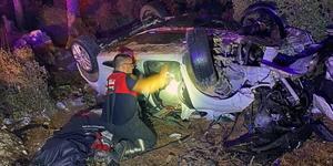 Muğla'nın Ula ilçesinde şarampole devrilen otomobilin sürücüsü hayatını kaybetti. ( Muğla İtfaiye - Anadolu Ajansı )
