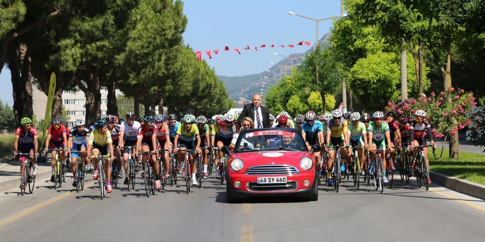 Muğla Gençlik ve Spor İl Müdürlüğünce, 15 Temmuz şehitleri anısına düzenlenen 15 Temmuz Şehitlerini Anma Ulusal Bisiklet Yol Yarışı'na, 81 il ve 4 ülkeden 212 sporcu katıldı.Tura katılan 212 genç, bisikletleriyle valilik önündeki Cumhuriyet Meydanı'nda toplandı. ( Durmuş Genç - Anadolu Ajansı )