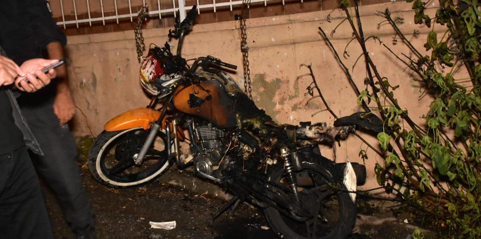 İzmir'in Karabağlar ilçesinde park halindeyken kundaklanan motorsiklette hasar meydana geldi. ( Yusuf Soykan Bal - Anadolu Ajansı )