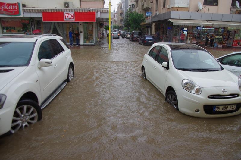 İzmir'in Ödemiş ilçesinde başlayan yağmur, aralıklarla sağanak olarak yağdı. Yollar suyla dolup taşarken, vatandaşlar trafikte ilerlemekte güçlük çekti.