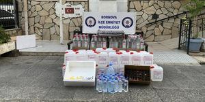 İzmir'in Bornova ilçesinde, sahte içki satışı yapılan bir kokoreç dükkanına ve iş yeri sahibinin diğer adreslerine düzenlenen operasyonda, çok miktarda etil alkol ele geçirildi. ( Emniyet Genel Müdürlüğü - Anadolu Ajansı )